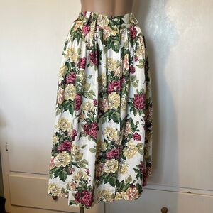 BRITTANY NICOLE  Buttons Down , Floral print w Pockets LOVELY 💕  womens SKIRT